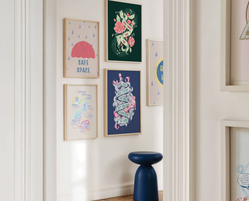 Foto eines hellen, modernen Wartebereichs, Man sieht eine Gallery Wall mit großformatigen, gerahmten Kunstdrucken mit Sprüchen: save Space, Good Things take time, You can´t stop the wave, but you can learn how to surf und ein Druck zum Thema gewaltfreie Kommunikation. Darunter steht ein blauer Hocker.