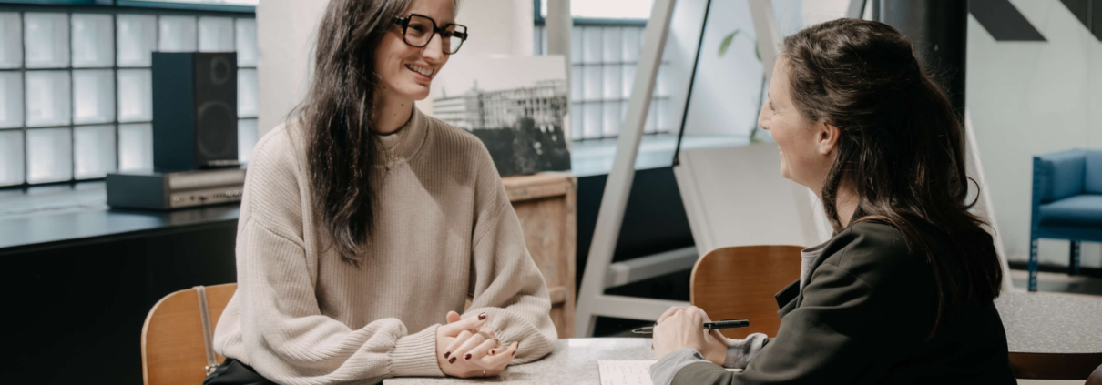 Foto von Illustratorin Nicola Hammerschmied, die gerade ein Interview mit Lisa Lindinger von Scandicted.interiour design über die Einrichtung von Therapieräumen führt.