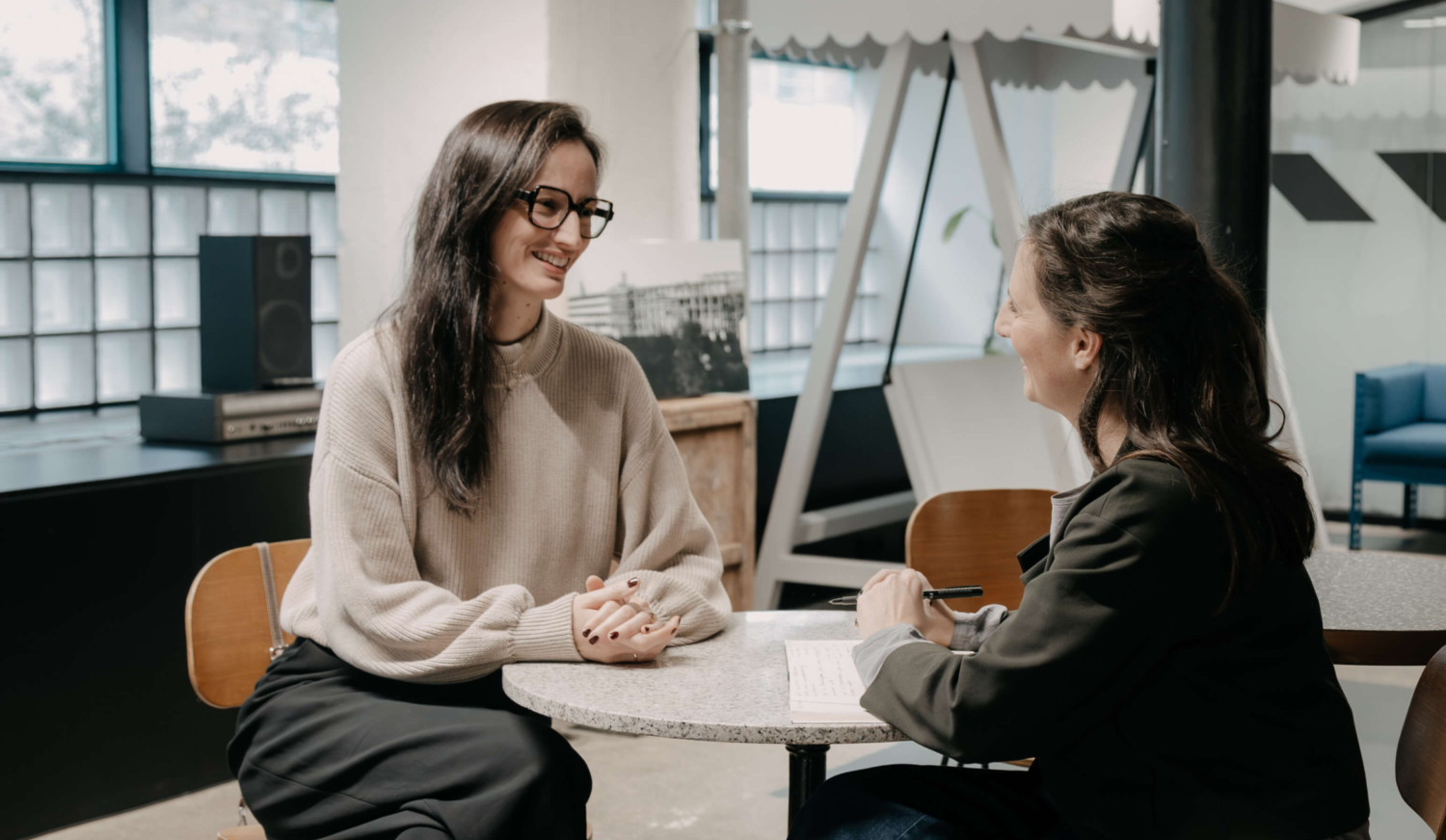 Foto von Illustratorin Nicola Hammerschmied, die gerade ein Interview mit Lisa Lindinger von Scandicted.interiour design über die Einrichtung von Therapieräumen führt.