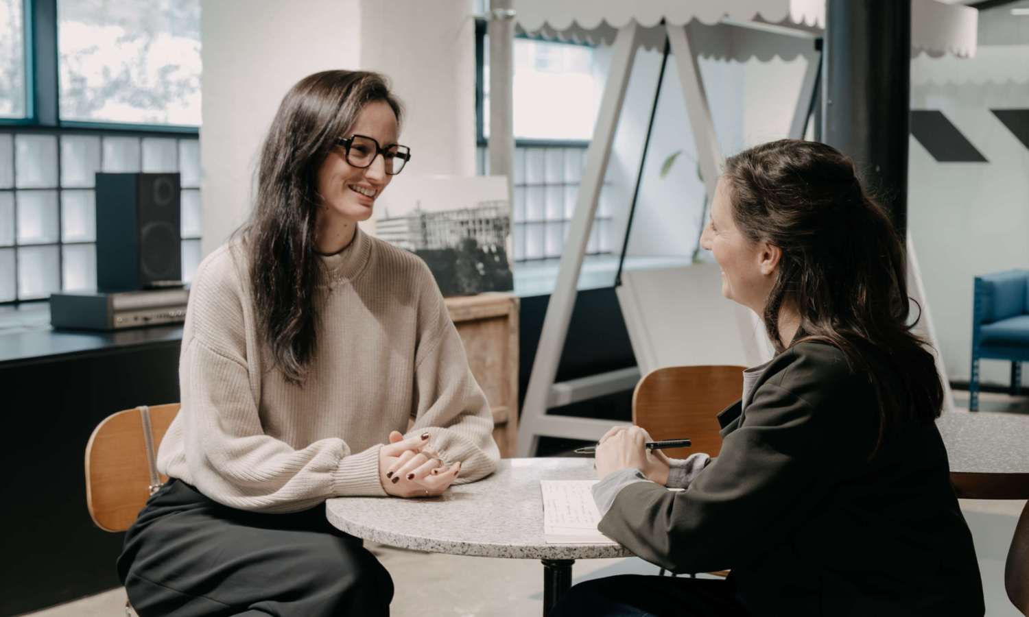 Foto von Illustratorin Nicola Hammerschmied, die gerade ein Interview mit Lisa Lindinger von Scandicted.interiour design über die Einrichtung von Therapieräumen führt.