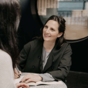 Portraitfoto von Nicola Hammerschmied im Gespräch mit Lisa Lindinger von scandicted.interiour.design