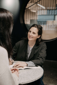 Portraitfoto von Nicola Hammerschmied im Gespräch mit Lisa Lindinger von scandicted.interiour.design
