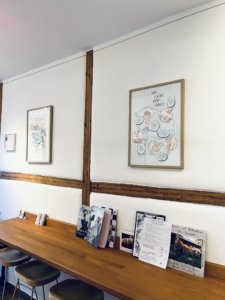 Foto vom Pausenraum der Villa Rosental, im Institut Huemer, in Laakirchen im Salzkammergut, in dem Kunstdrucke der Illustratorin Nicola Hammerschmied ausgestellt werden. Hier sieht man den Kunstdruck zum Thema Resilienz.