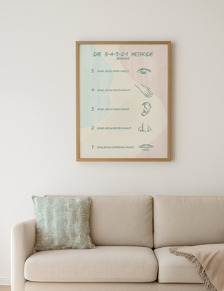 therapieraum-5-4-3-2-1-achtsamkeitsposter-pastell foto einer hellen, modernen psychologische praxis mit einer couch und darüber einem gerahmten kunstdruck auf dem die grounding methode 5-4-3-2-1 beschrieben ist. die praxis ist in beige gehakten, das wandbild ist auch in sandfarben, gemischt mit beruhigenden pastelltönen.